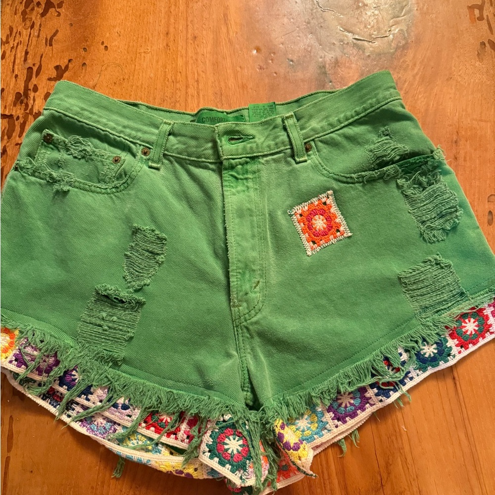Levis 560 Green Frayed Women's Shorts with Embroidered Trim